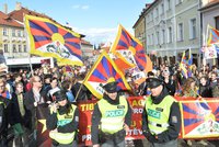 Dohra tibetských vlajek na FAMU. Policisté po čínské návštěvě přišli o peníze