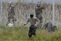 Bojový křik a „slzák“: Těžkooděnci rozháněli uprchlíky, chtěli do Evropy