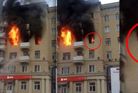 Šokující video: Žena v hořícím bytě křičela o pomoc, pak přede všemi uhořela zaživa