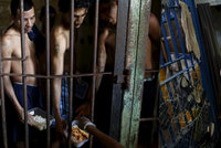 Život v panamském vězení: Věznice přetéká trestanci, čas si krátí i s nafukovací pannou