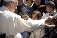 Hysterický pláč i slzy dojetí: Uprchlíci poklekli před papežem, chtěli požehnat