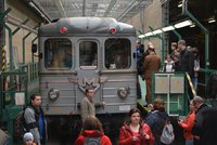 Pražané cestují časem: Do minulosti je vzalo historické metro