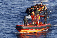 Středozemní moře pohltilo čtyři „uprchlické“ lodě: Stovky migrantů se utopily