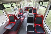 Čalounění v tramvajích nahradí plast: Pražský dopravní podnik vymění sedačky