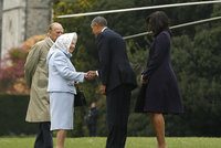 Obama se sehnul k Alžběte II. A v limuzíně ji cestou na oběd posadil dozadu