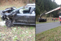Auto skončilo po nehodě v potoce: Hasiči museli vyslat speciální techniku
