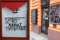 Smrt zastáncům tolerance a běženců: Vandalové zaútočili na „pražskou kavárnu“