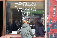 Neonacisté a vandalové poničili hate free kavárny. Hrozí jim až 3 roky