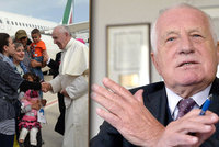 Klaus se navezl do papeže za uprchlíky. Švýcarům řekl, že František politikaří