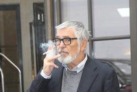 Nejznámější kuřák Česka slaví 70: Kdy Bartoška začal a proč nechce přestat?
