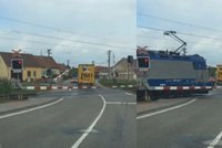 Kamioňák se na Hodonínsku zasekl na přejezdu: Na poslední chvíli prorazil závoru