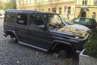 Kuriózní krádež na Vinohradech: Luxusnímu Mercedesu zmizela kola