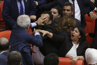Facky, pěsti, zranění. Turci se servali v parlamentu ve strachu z vězení
