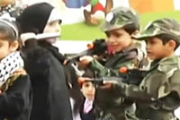 Festival nenávisti: Palestinské děti předstírají, že bodají a střílí do Izraelců