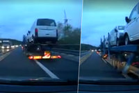 Drama na dálnici: Kamion auto natlačil na svodidla a „sešrotoval“ ho!
