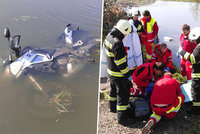 Motorkář spadl po nehodě do rybníka: Skončil v umělém spánku