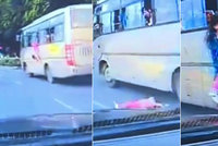 Šokující video: Batole spadlo z okna autobusu přímo pod kola auta!