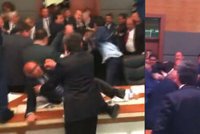 Vzduchem létaly pěsti a kopalo se do hlavy: Poslanci se porvali v tureckém parlamentu