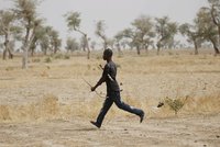 Sebevražednou atentátníci zastřelili v Kamerunu otráveným šípem