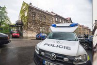 Kriminalisté zasahovali v Brandýse nad Labem: Muž (61) měl doma arzenál zbraní, včetně samopalu