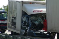 Tragická nehoda na Pražském okruhu: Řidič dodávky to napasoval do kamionu