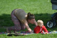 Hubnutí jde i s dítětem na krku: Lekce Strollerignu v Riegrových sadech