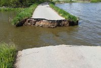 Na Strakonicku se protrhla hráz rybníka: V ohrožení je několik obcí