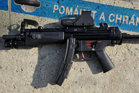 Česká policie zbrojí na teroristy. Pořídí si přes tisíc zbraní za 46 milionů