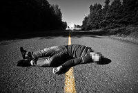 Úmrtí na silnici. V Kolovratech leželo tělo muže, podle policie je na vině dopravní nehoda