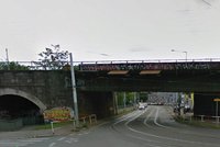 Tramvaje nejezdí mezi stanicemi Albertov a Otakarova: Kamion v podjezdu u Fidlovačky strhl trolej