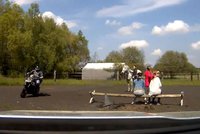 Motorka s papírovou SPZ ujížděla policistům: Řidič uvízl v ohradě pro koně