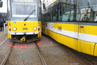 Dívku v Plzni srazily dvě tramvaje! Přežila jako zázrakem