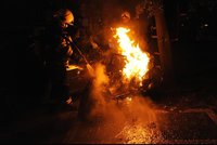 V pražské Michli hořela garáž: 11 lidí se nadýchalo kouře