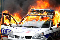 Demonstrace proti násilí ve Francii: Zapálené policejní auto, zranění policisté