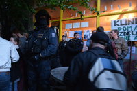 Policie zadržela 16 aktivistů Kliniky: Na protest se připoutali k betonu