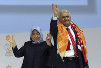 Premiérem Turecka bude šéf vládní strany Yildirim. Podpořila ho žena v šátku