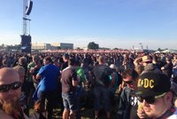 Na koncert AC/DC v Praze zamířily davy hodiny předem. Bude tu 100 tisíc lidí?