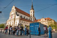 Bez vzduchu a ve tmě jako uprchlíci: V Brně zavírají lidi do kontejneru