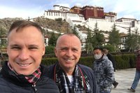 Moderátor Karel Voříšek se tajně oženil: Na dovolené v Tibetu