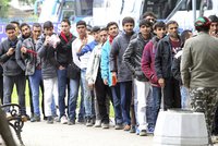 Do Merkelové šijí za nezvládnuté deportace. Ochrana českých hranic posílí
