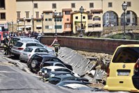 V centru Florencie se propadlo nábřeží, desítky aut „zahučely“ do země