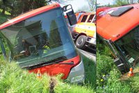 Autobus, který vezl děti ze školy v přírodě, boural: Šest cestujících bylo zraněno