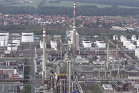 Kralupská rafinerie se kvůli havárii zastavila. Místo výroby dováží