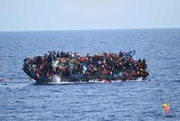 Další smrt na moři: Uprchlíkům se převrhla loď, desítky jich zemřely