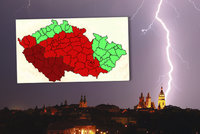 Do Česka dorazily bouřky, blesky už udeřily na jihu Čech. Vítr zláme stromy