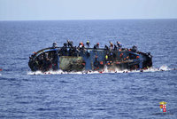 Moře pohltilo přes 239 uprchlíků. U Libye šly ke dnu dvě lodi