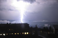 Silné bouřky udeřily. Blesky srší na západě Čech i u Prahy, sledujte radar