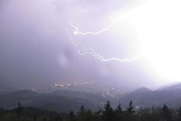 Českem se valí bouřky: Projdou přes 3 kraje, přinesou kroupy i silný vítr