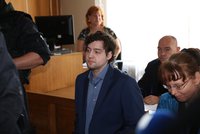 ONLINE: Dahlgren měl jedné oběti zasadit 29 ran. U soudu za čtyři vraždy mlčí