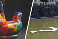 Otazník na Vltavě nebo obří ruka: Festival soch Sculpture Line oživí Prahu